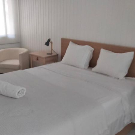 Beachfront Apartment With Private Parking 산폴데마 외부 사진