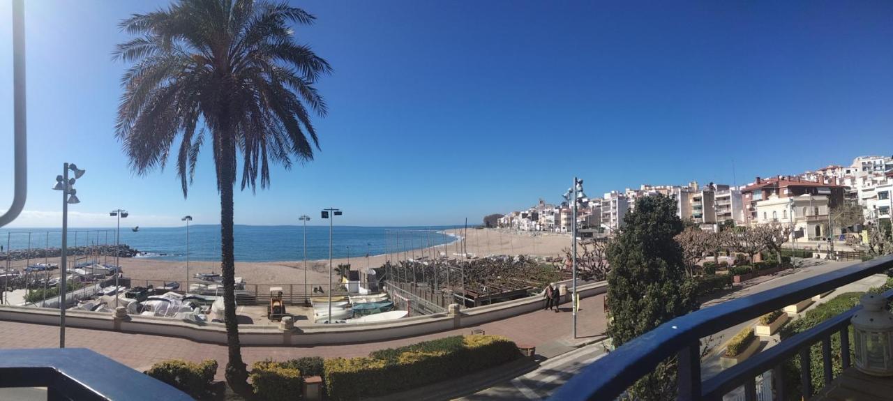 Beachfront Apartment With Private Parking 산폴데마 외부 사진