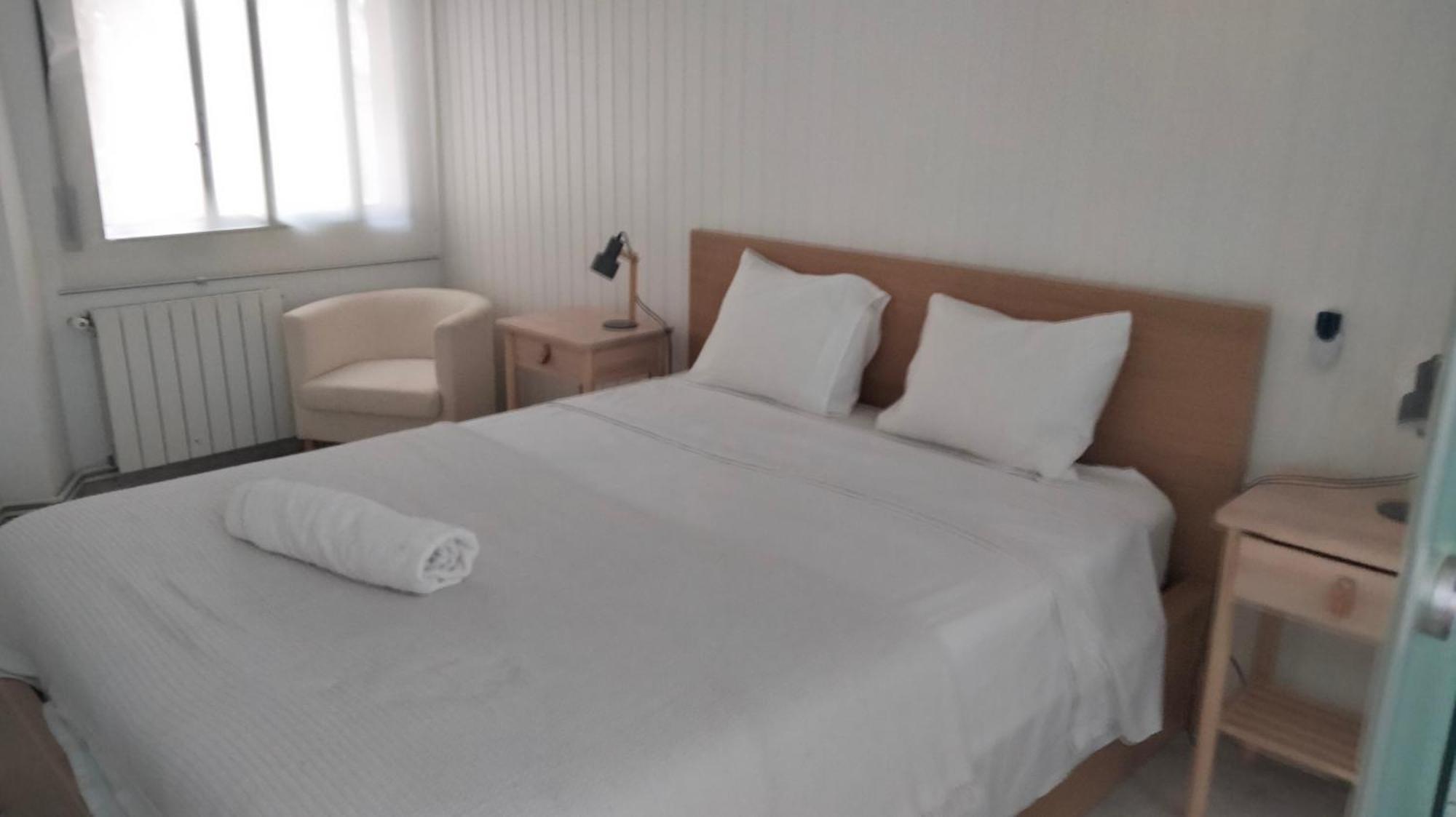 Beachfront Apartment With Private Parking 산폴데마 외부 사진