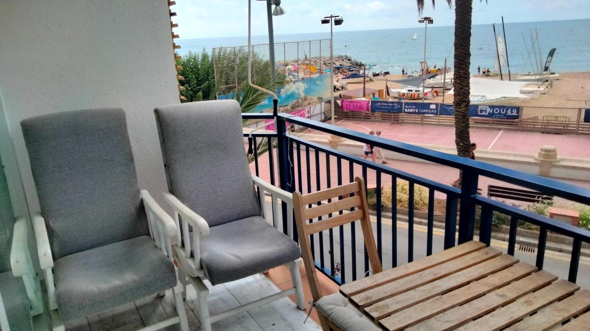 Beachfront Apartment With Private Parking 산폴데마 외부 사진